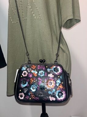 NWT Coach PEARL
KISSLOCK BAG $500 msrp